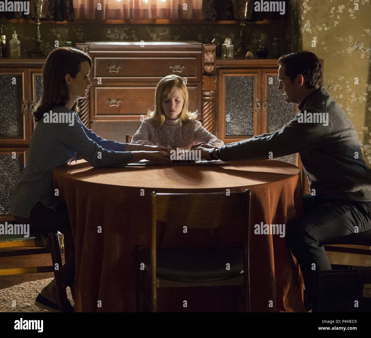 Original Film Titel: OUIJA: URSPRUNG DES BÖSEN. Englischer Titel: OUIJA 2. Regisseur: MIKE FLANAGAN. Jahr: 2016. Stars: HENRY THOMAS; ELIZABETH REASER. Credit: ALLSPARK BILDER/BLUMHOUSE PROD/HASBRO/PLATINUM DUNES/Album Stockfoto