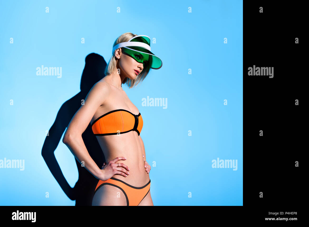 Attraktive schlanke Modell im Bikini auf Blau posing Stockfoto