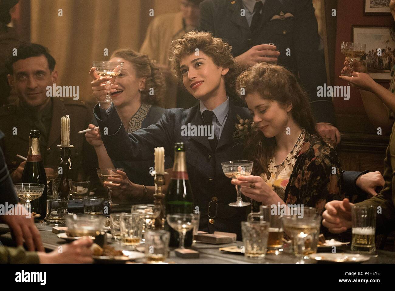 Original Film Titel: VERBÜNDET. Englischer Titel: VERBÜNDET. Regisseur: Robert Zemeckis; DON BURGESS. Jahr: 2016. Stars: Lizzy Caplan; CHARLOTTE HOFFEN. Quelle: GK FILME/Paramount Pictures/Album Stockfoto