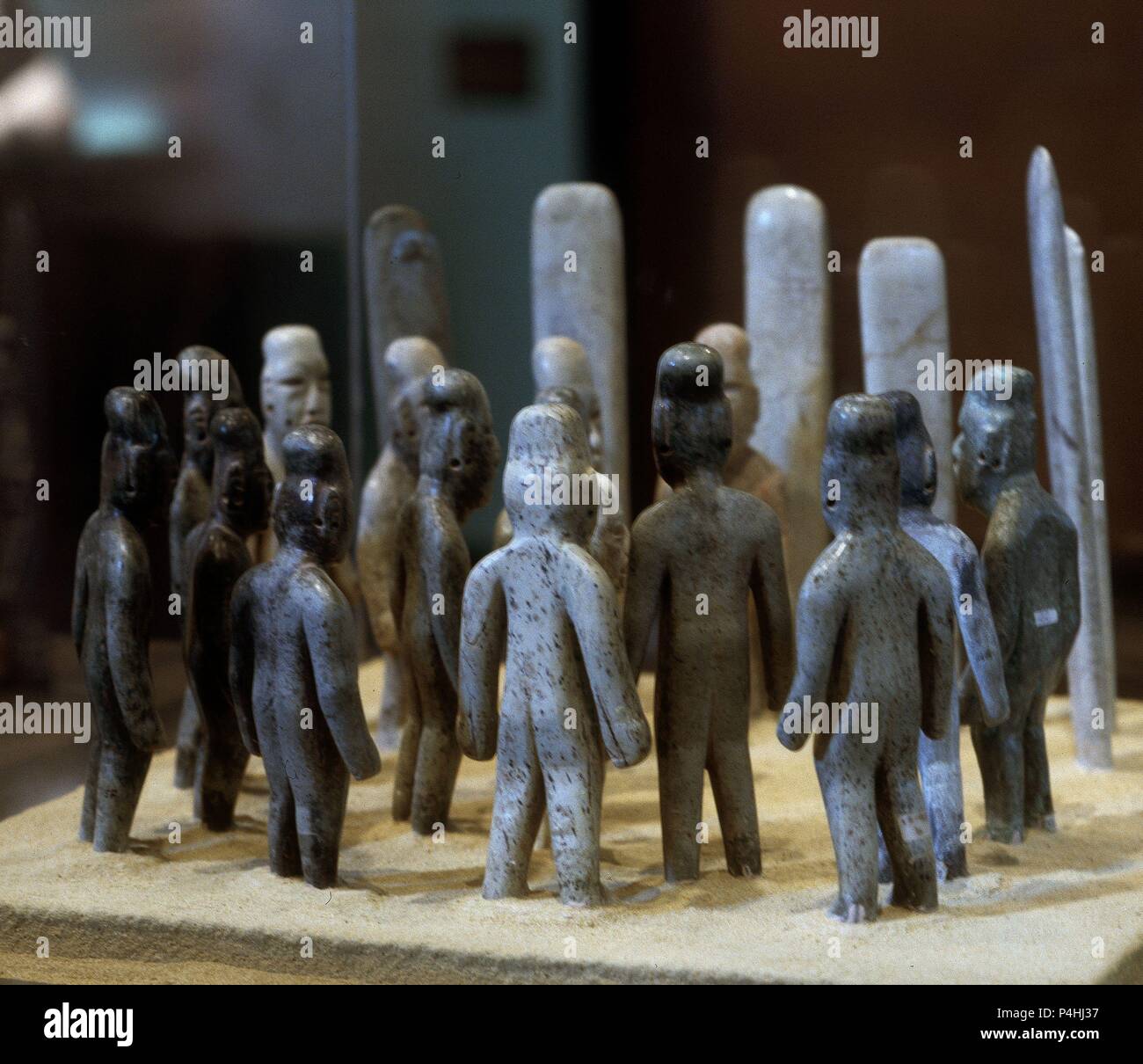REUNION DE JEFES - OFRENDA DE LA VENTA - TABASCO - 16 FIGURAS Y6 HACHAS DE JADE - CULTURA OLMECA - PRECLASICO MEDIO. Lage: MUSEO NACIONAL DE ANTROPOLOGIA, Mexiko-stadt, CIUDAD DE MEXICO. Stockfoto
