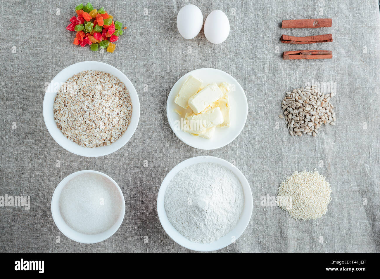 Zutaten für baking oatmeal Cookies auf einem hellen Hintergrund. Flache Oberseite Bild Stockfoto