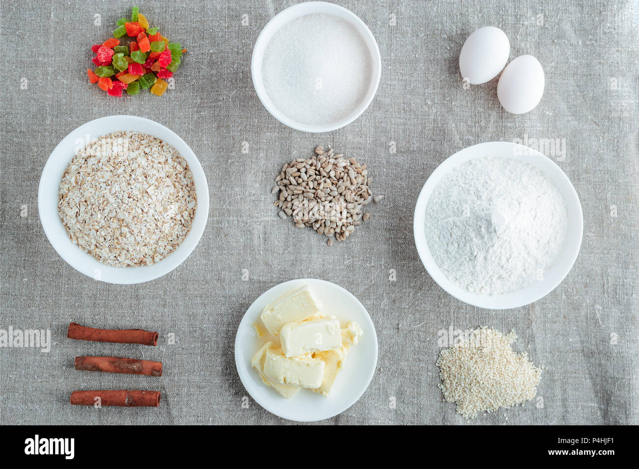 Zutaten für baking oatmeal Cookies auf einem hellen Hintergrund. Bild mit einem Bild von oben Stockfoto