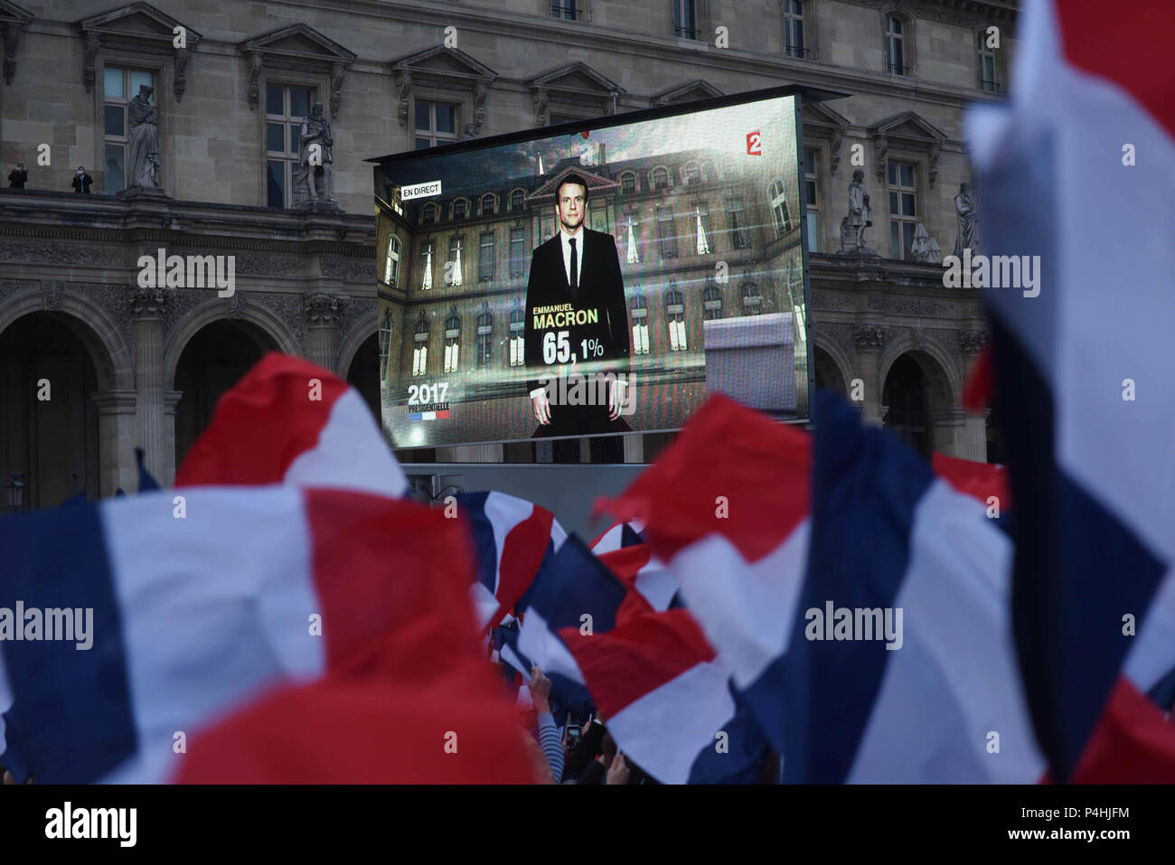 Mai 7, 2017 - Paris, Frankreich: Unterstützer von Emmanuel Längestrich feiern den Sieg Ihres Kandidaten bei der Französischen Präsidentschaftswahl Run-off in die Lamellen Innenhof. Les Partisanen d'Emmanuel Längestrich rassembles au Louvre fetent Sohn Wahl a la Präsidentschaft de la Republique. Stockfoto