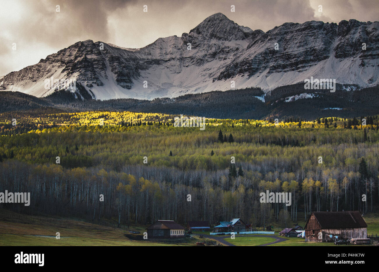 Sonnenuntergang über ein schönes Zuhause in den Colorado Rockies erfasst Stockfoto