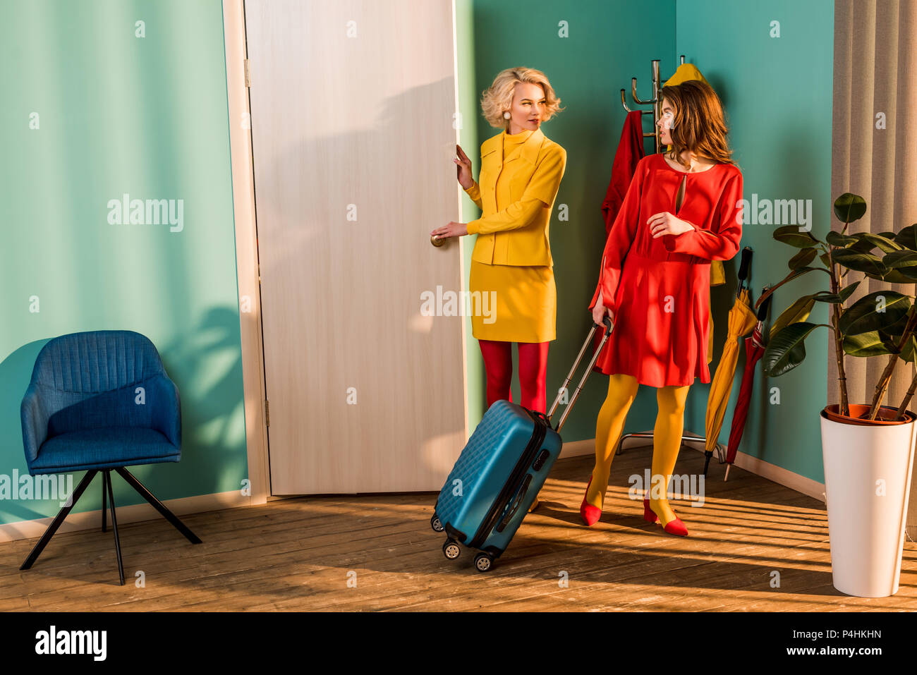 Schönes altmodisches Mädchen treffen Freund mit Travel Bag zu Hause Stockfoto