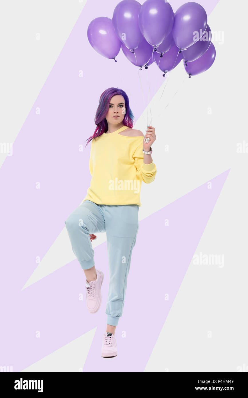 Schöne junge Frau mit Bündel von Helium Ballons auf kreative Hintergrund Stockfoto