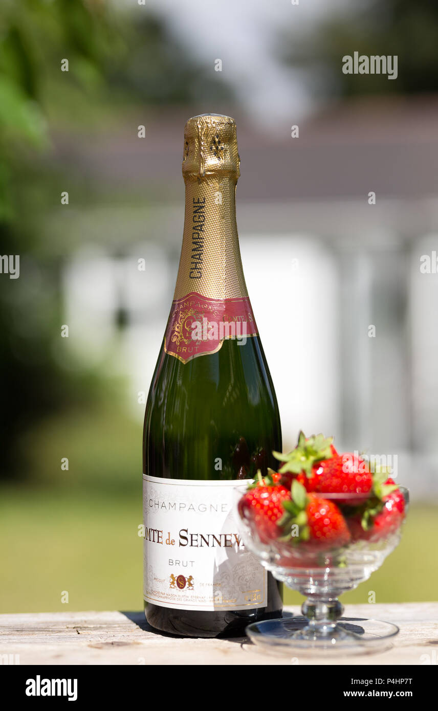Glas champagner wimbledon -Fotos und -Bildmaterial in hoher Auflösung –  Alamy