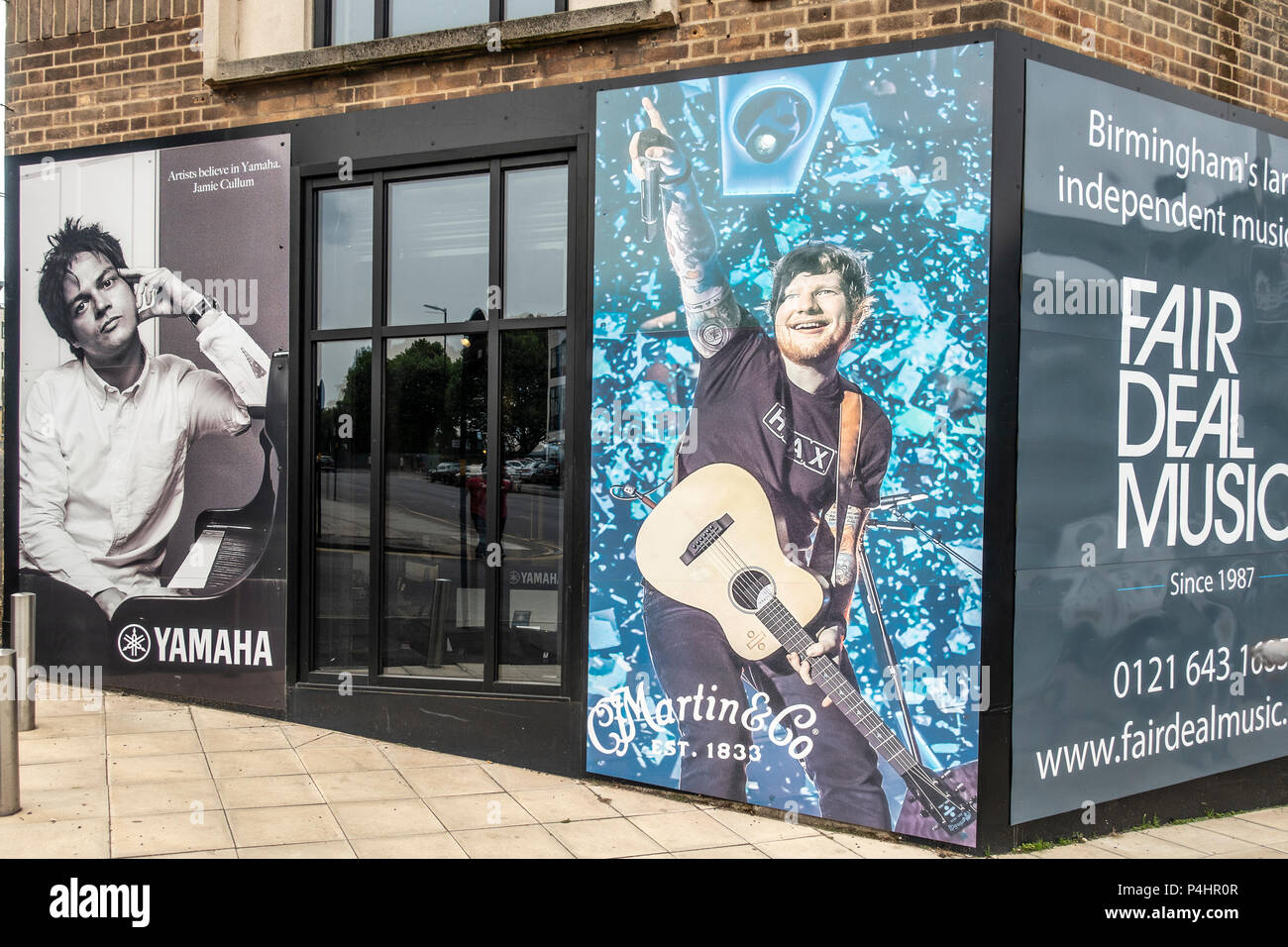 Die Außenseite des Fair Deal Music, eine unabhängige Musik Shop; Poster von Ed Sheeran und Jamie Cullum, Birmingham, England, Großbritannien Stockfoto