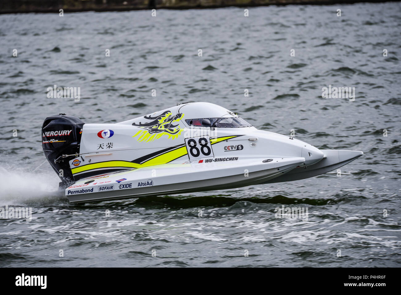 Wu Bingchen fahren für CTIC F1 Racing in der F 1 H2O F4-S Motorboot Grand Prix in London am Royal Victoria Dock, Docklands, Newham, Großbritannien Stockfoto