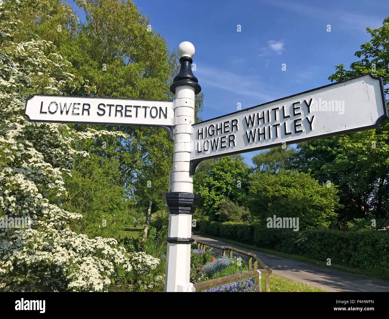 Cheshire Dörfer Finger post Zeichen - Untere Stretton, Warrington, Cheshire, England, Großbritannien Stockfoto