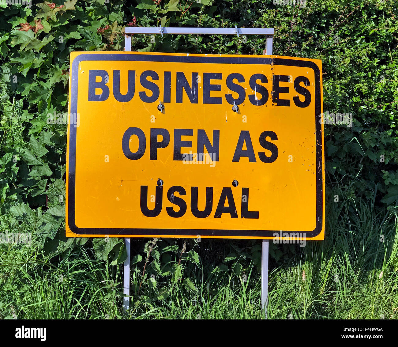 Business Open wie üblich, Business Open wie üblich, gelbes Verkehrsschild Stockfoto