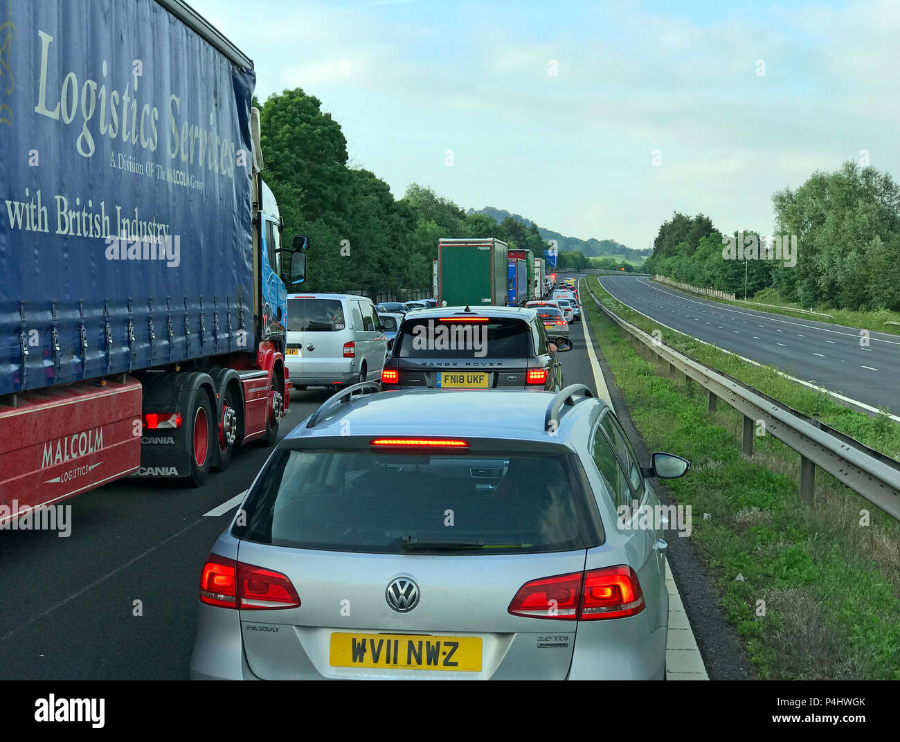 M5 Stau, mit leerer gegenüberliegender Autobahn, Verspätungen auf der Autobahn, England, UK-Straßennetz Stockfoto