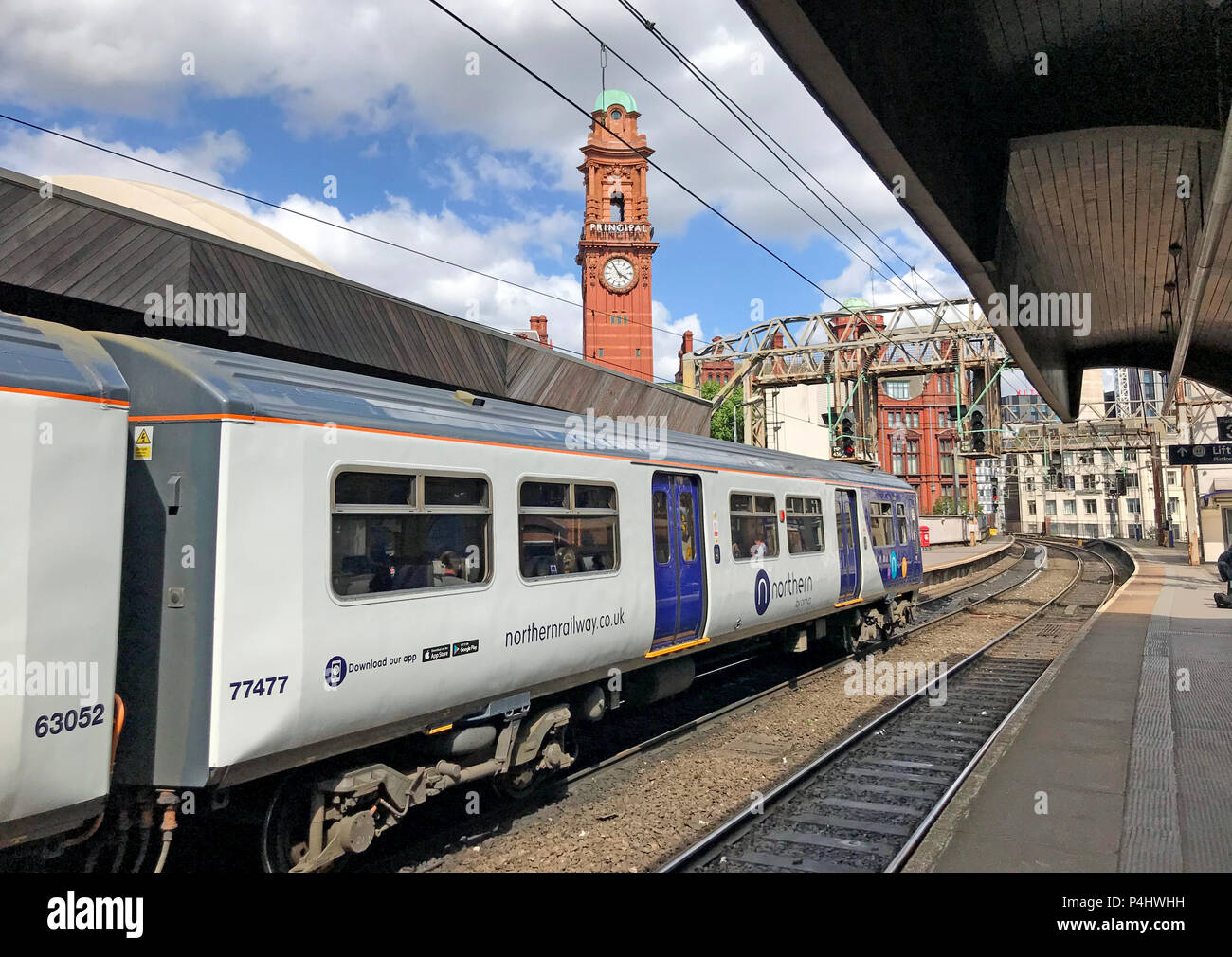Verzögert elektrische Northern Railway WWU Zug am Bahnhof Manchester Oxford Road, North West England, Großbritannien Stockfoto