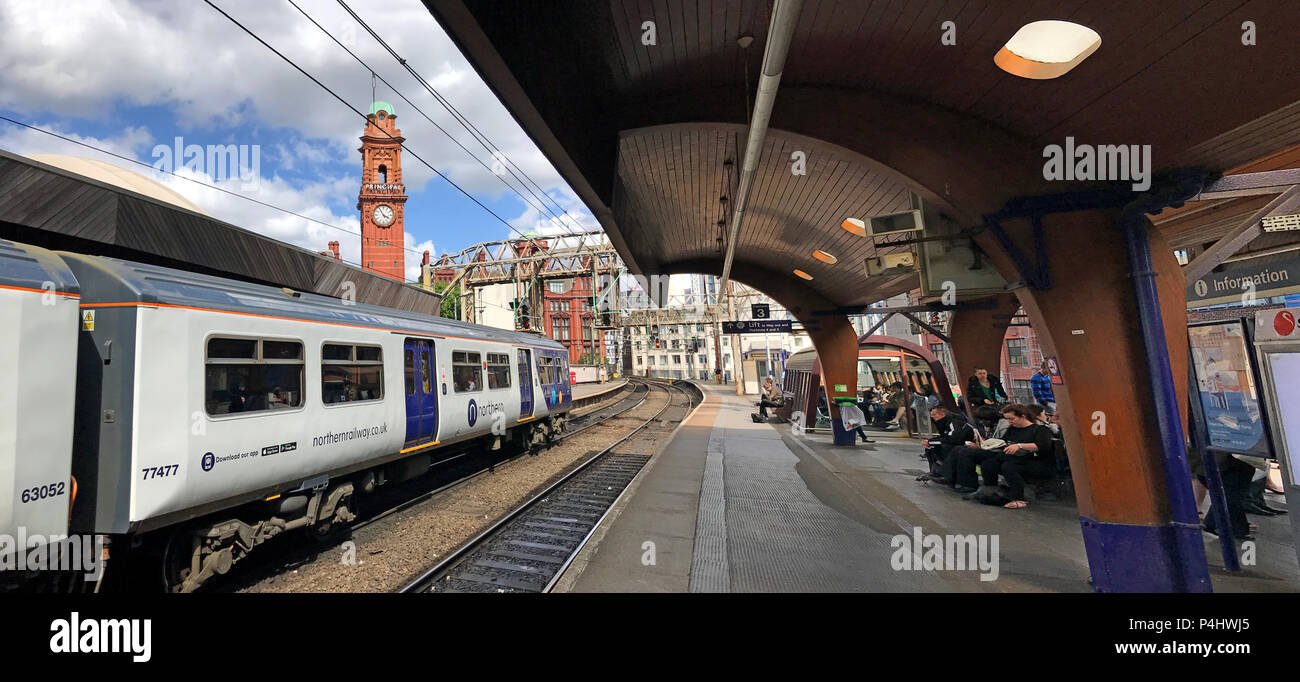 Verzögert elektrische Northern Railway WWU Zug am Bahnhof Manchester Oxford Road, North West England, Großbritannien Stockfoto