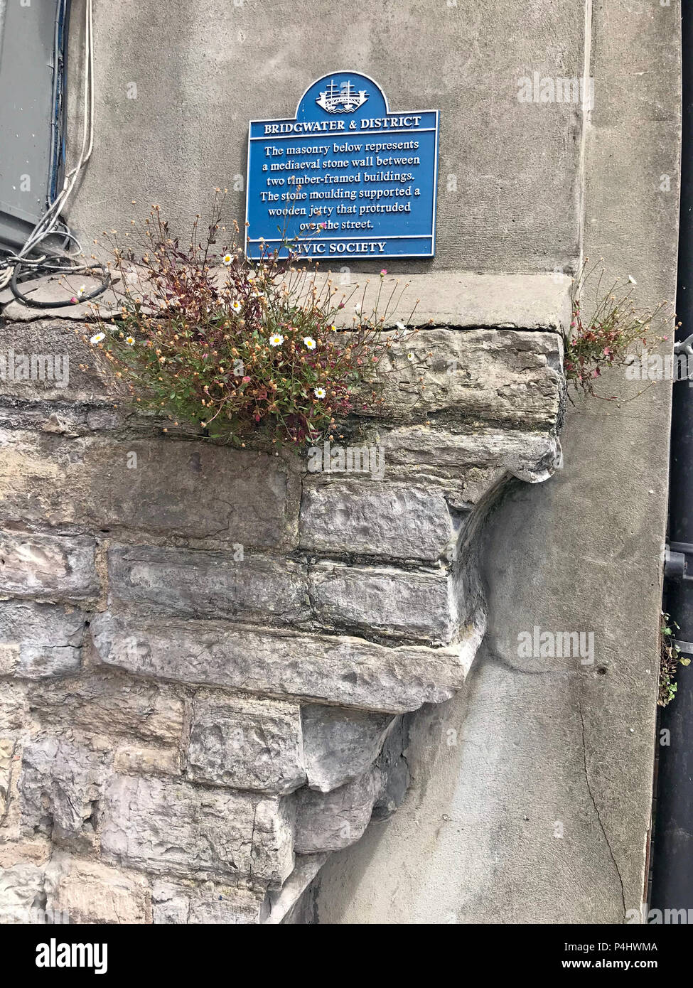 Bridgwater bürgerlichen Gesellschaft, Probe der mittelalterlichen Mauer aus Stein, High Street, Bridgwater, Somerset, South West England, Großbritannien Stockfoto