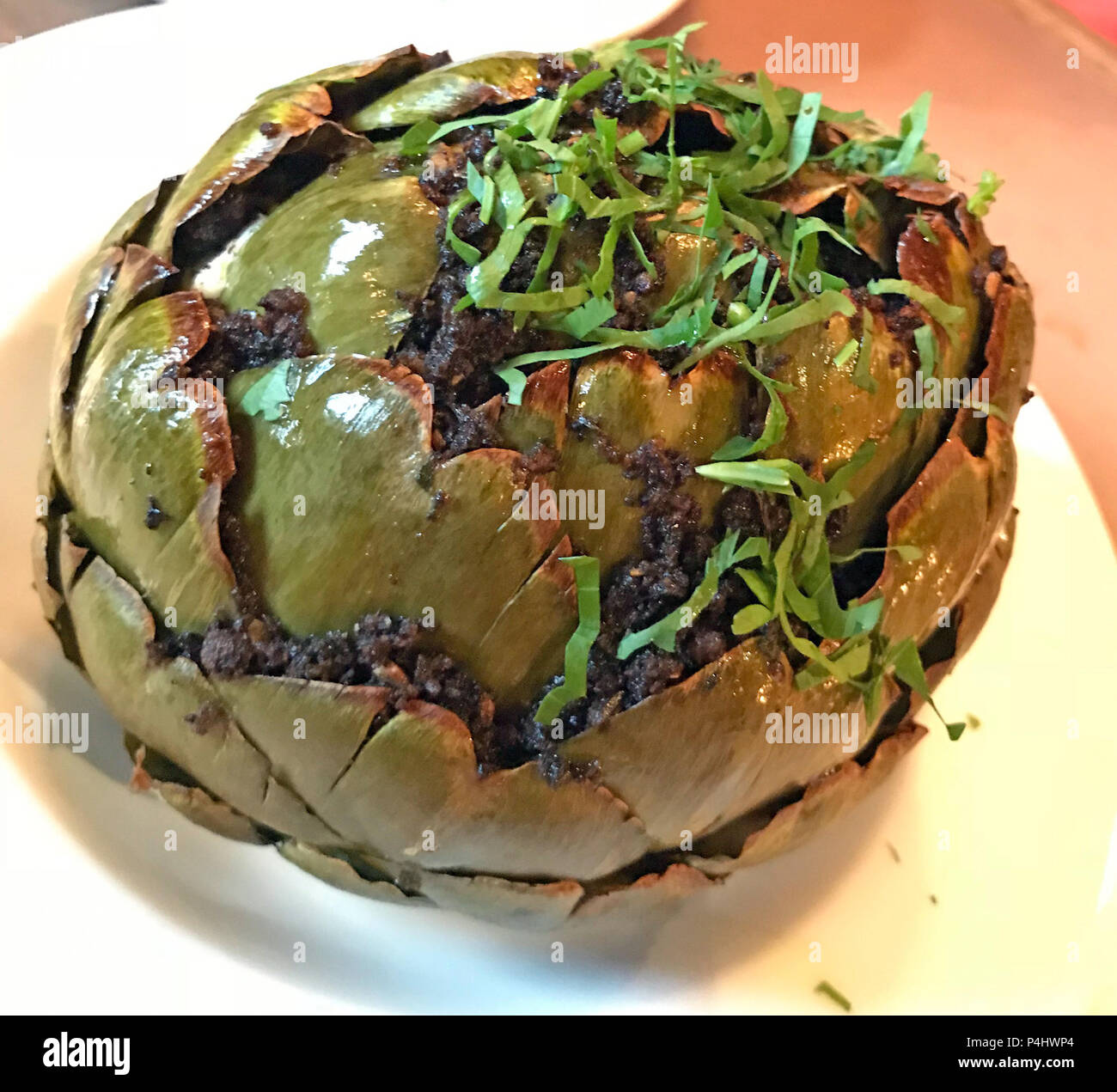 Gebackene Artischocke Ziegen Käse Olivenöl Crumb, auf einer Platte Stockfoto