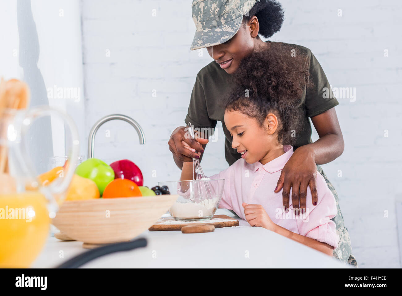Afrikanische amerikanische Soldat mit kleinen Tochter zusammen kochen zu Hause Küche Stockfoto