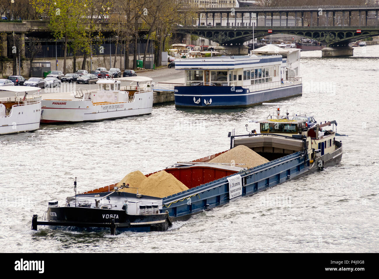 Transporte por el Río Sena de París. Francia Stockfoto