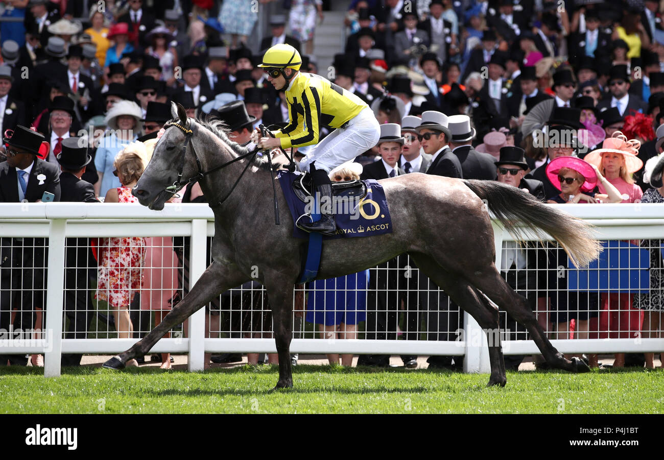 Für immer in Träumen geritten von Jockey Antoine Hameln goe für die Queen Mary Stakes zu veröffentlichen Stockfoto