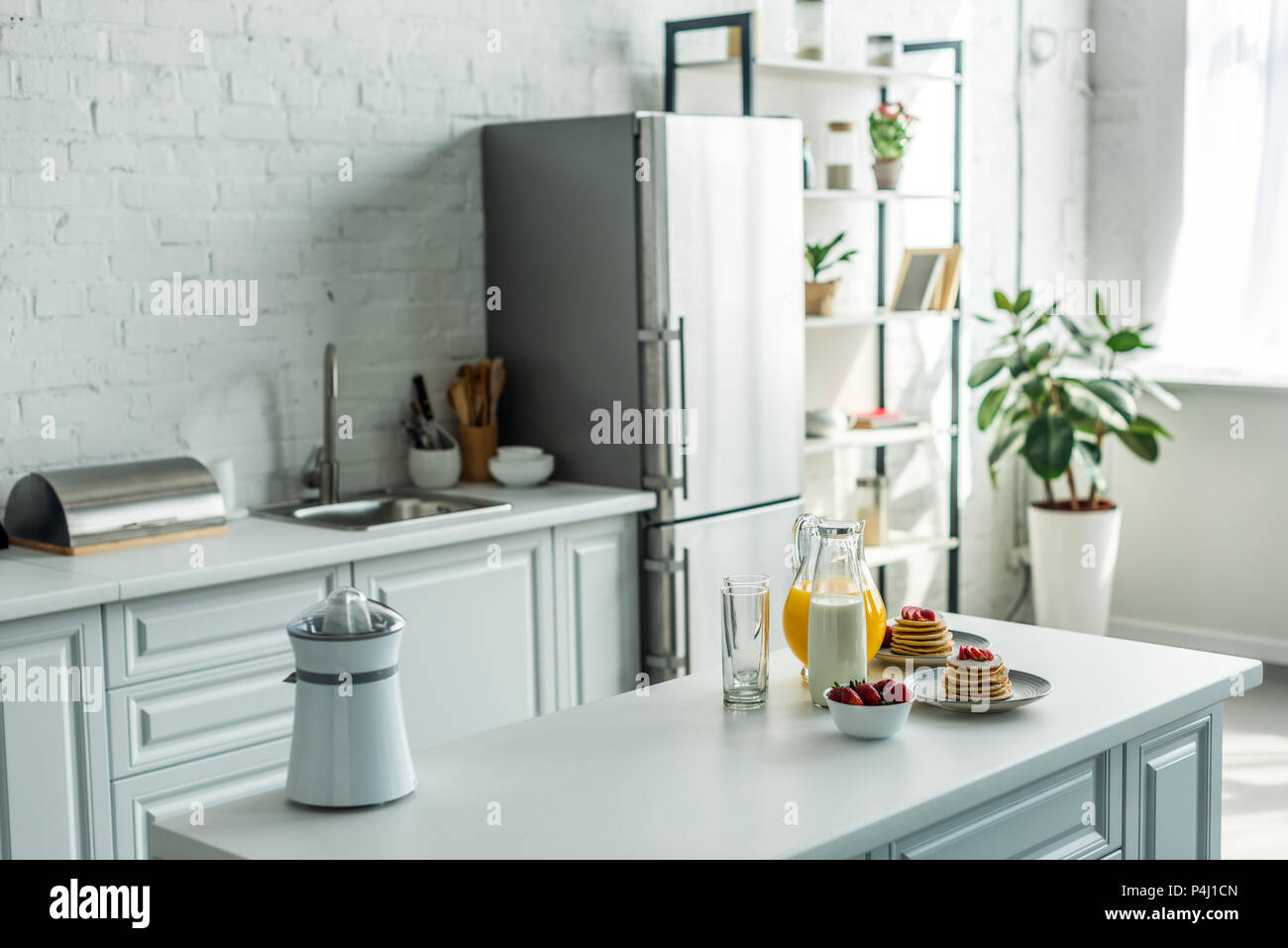 Innenraum der modernen leichten Küche mit Kühlschrank und Küche Zähler Stockfoto