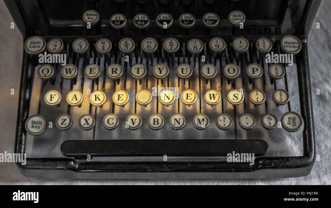 Alte vintage tragbare Schreibmaschine Rechtschreibung gefälschte Nachrichten Stockfoto
