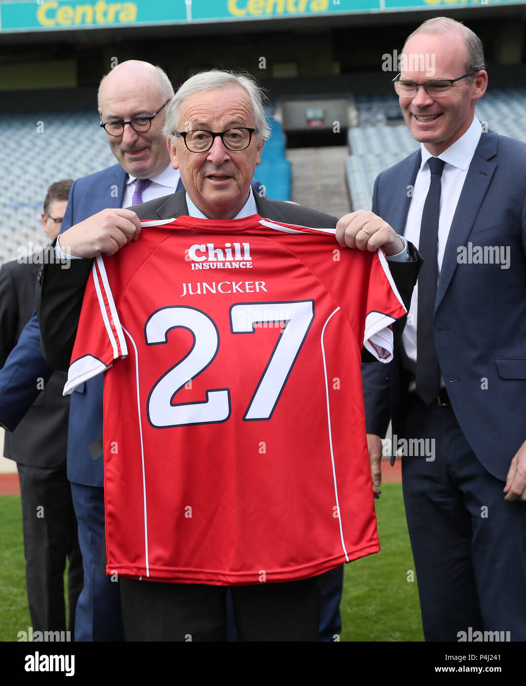 Der Präsident der Europäischen Kommission, Jean-Claude Juncker Holding einen Korken Jersey (Mitte) mit EU-Kommissar für Landwirtschaft und ländliche Entwicklung Phil Hogan (links) und Minister für Auswärtige Angelegenheiten Simon Coveney (rechts) bei einem Besuch in der Heimat der Gaelic Athletic Association im Croke Park. Stockfoto