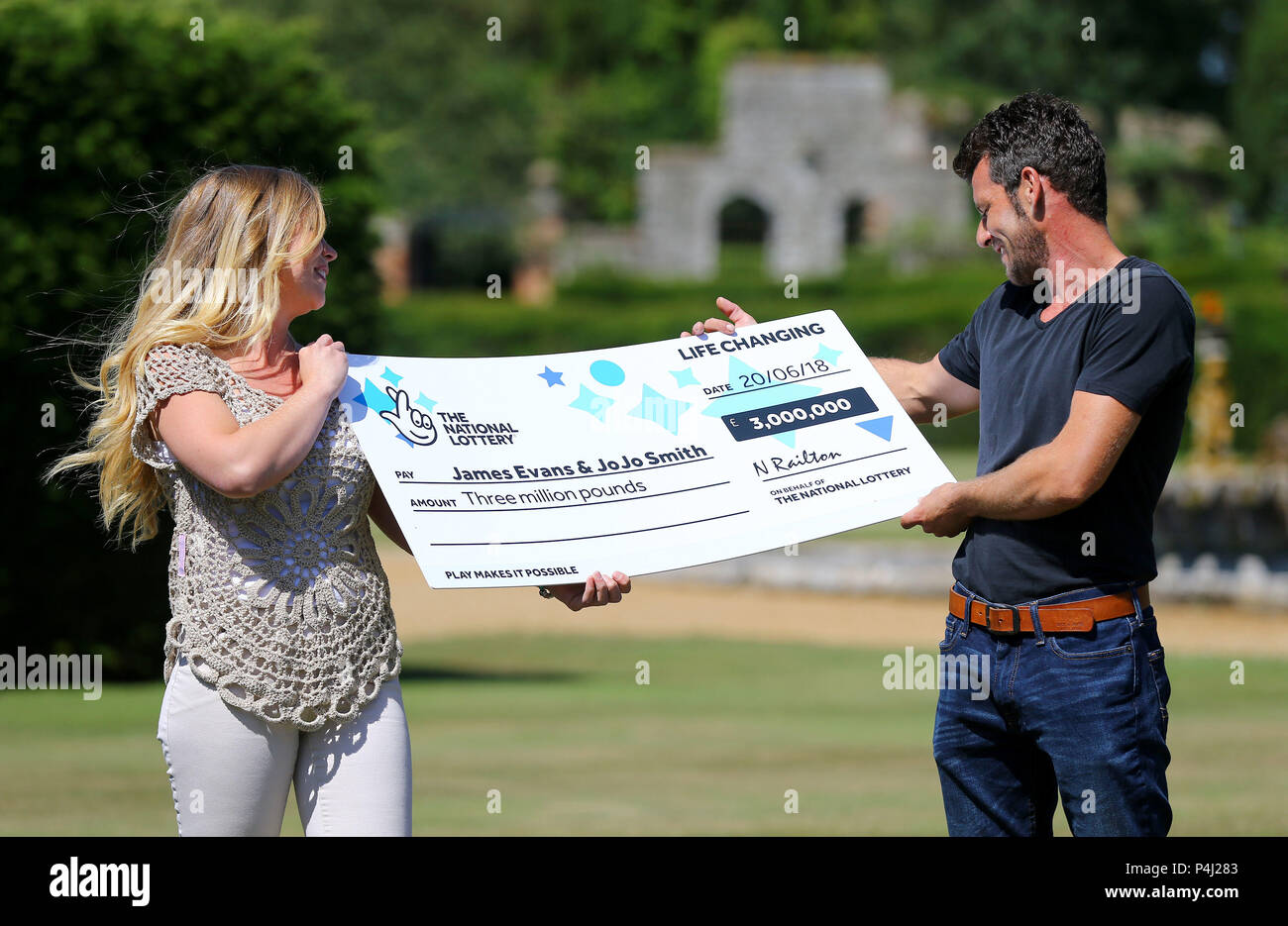 James Evans, 30, und sein Partner JoJo Smith, 28, von Romney Marsh in Kent, feiern ihren £3 Million National Lottery Scratchcard-Sieg in Eastwell Manor, Ashford, Kent. Stockfoto