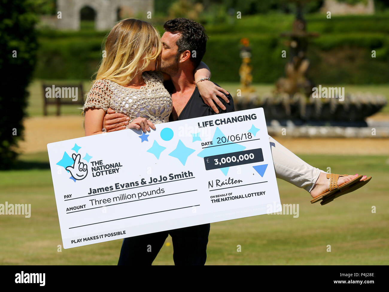 James Evans, 30, und sein Partner JoJo Smith, 28, von Romney Marsh in Kent, feiern ihren £3 Million National Lottery Scratchcard-Sieg in Eastwell Manor, Ashford, Kent. Stockfoto