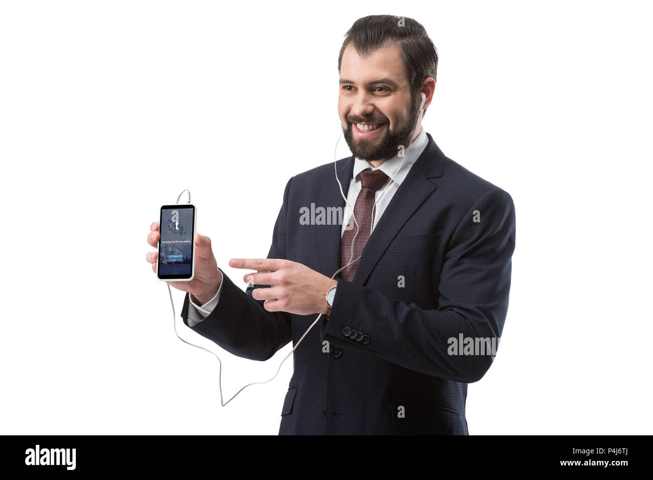 Frohliche Bartigen Geschaftsmann Musik Horen Mit Kopfhorern Und Zeigen Auf Smartphone Mit Tumblr Website Auf Weissem Isoliert Stockfotografie Alamy