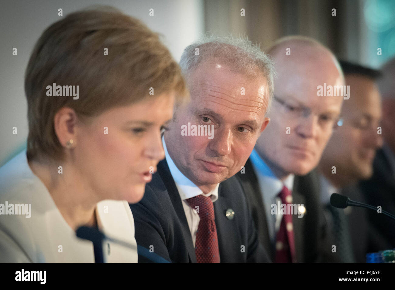 Erster Minister von Schottland, Nicola Sturgeon (ganz links) und Minister für das Cabinet Office, David Liddington (Mitte), anderen Staats- und Regierungschefs für eine Nachrichten Konferenz an der britisch-irischer Rat (BIC) in Guernsey. Stockfoto