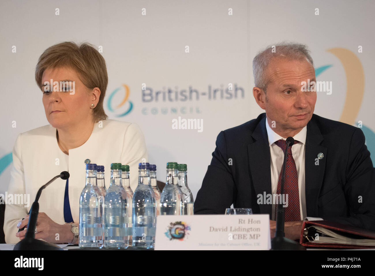 Erster Minister von Schottland, Nicola Sturgeon (ganz links) und Minister für das Cabinet Office, David Liddington (rechts) Melden Sie anderen Staats- und Regierungschefs auf dem britisch-irischen Rates (BIC) in Guernsey. Stockfoto