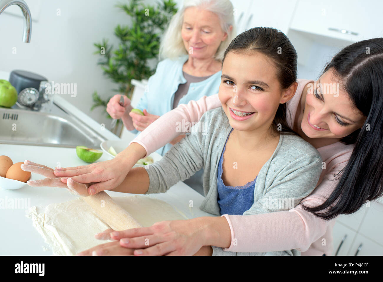 Mädchen Spaß haben Backen mit ihrer Großmutter und Mutter Stockfoto
