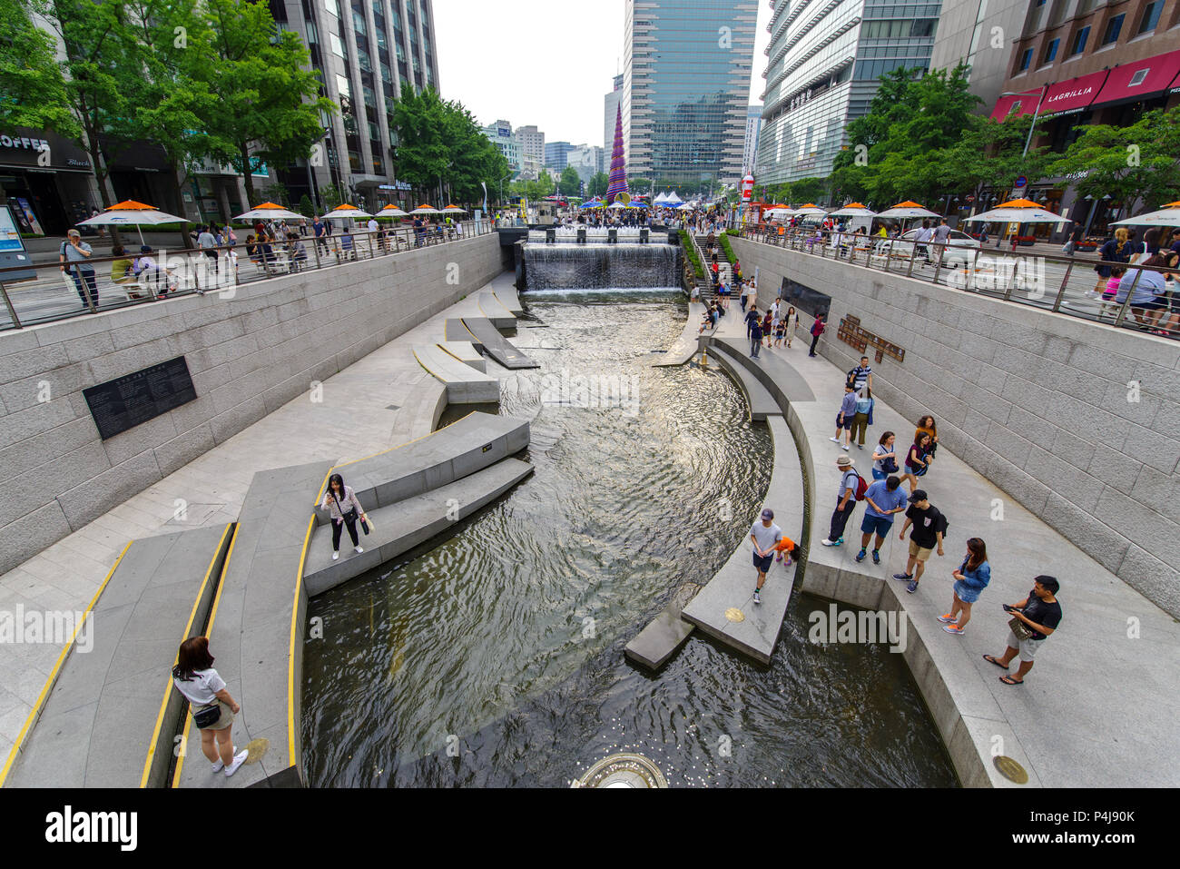 Seoul, Südkorea: Jun 17, 2018 Bürger ruhen im cheonggye PLAZA Stockfoto