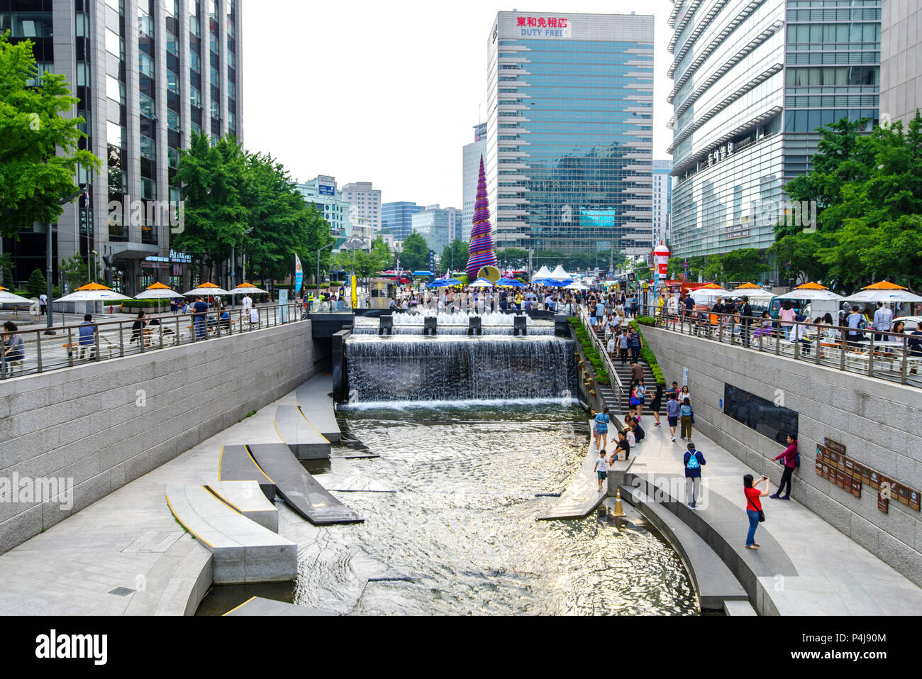 Seoul, Südkorea: Jun 17, 2018 Bürger ruhen im cheonggye PLAZA Stockfoto