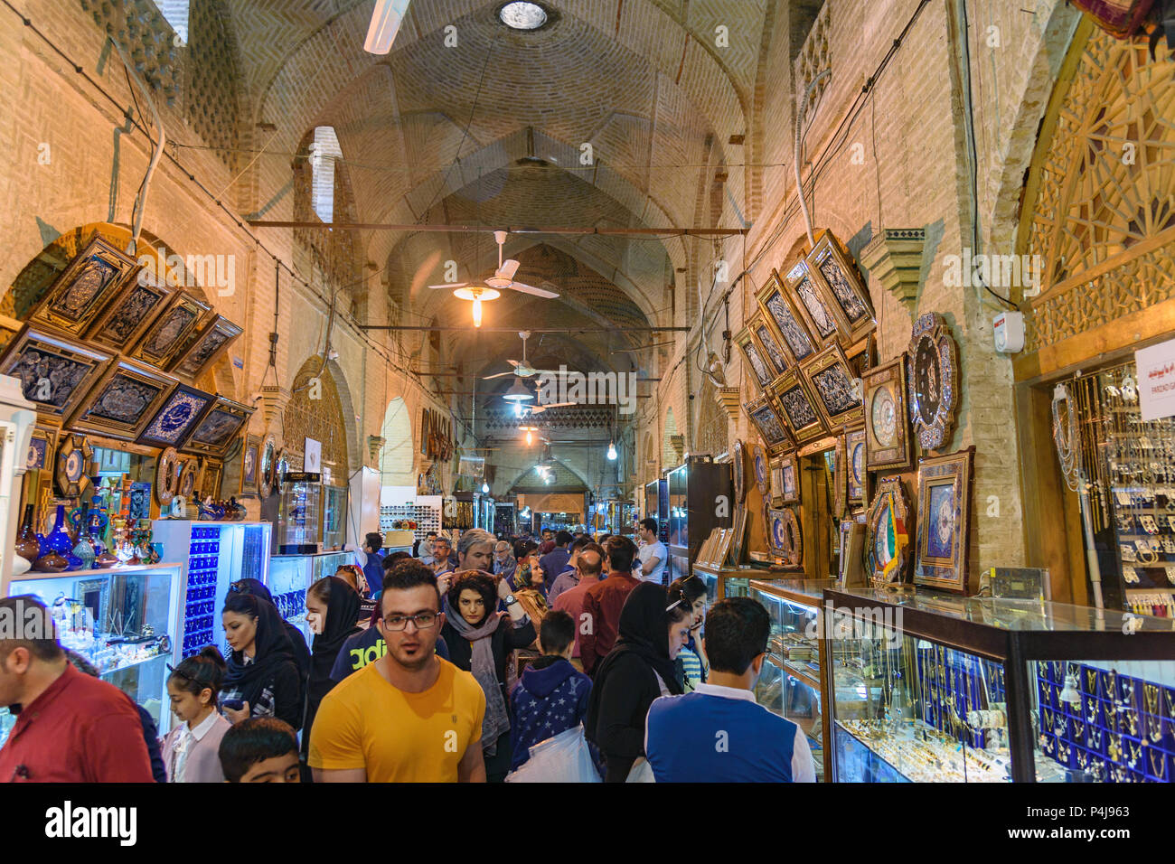 Shiraz, Iran - 25. März 2018: Innerhalb des Vakil Basar. Traditioneller Markt im historischen Zentrum der Stadt Stockfoto