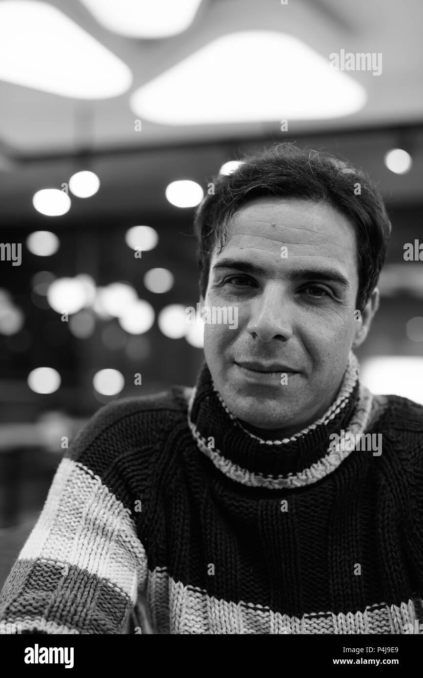 Schönen persischen Mann Entspannung im Coffee Shop in Schwarz und wh Stockfoto