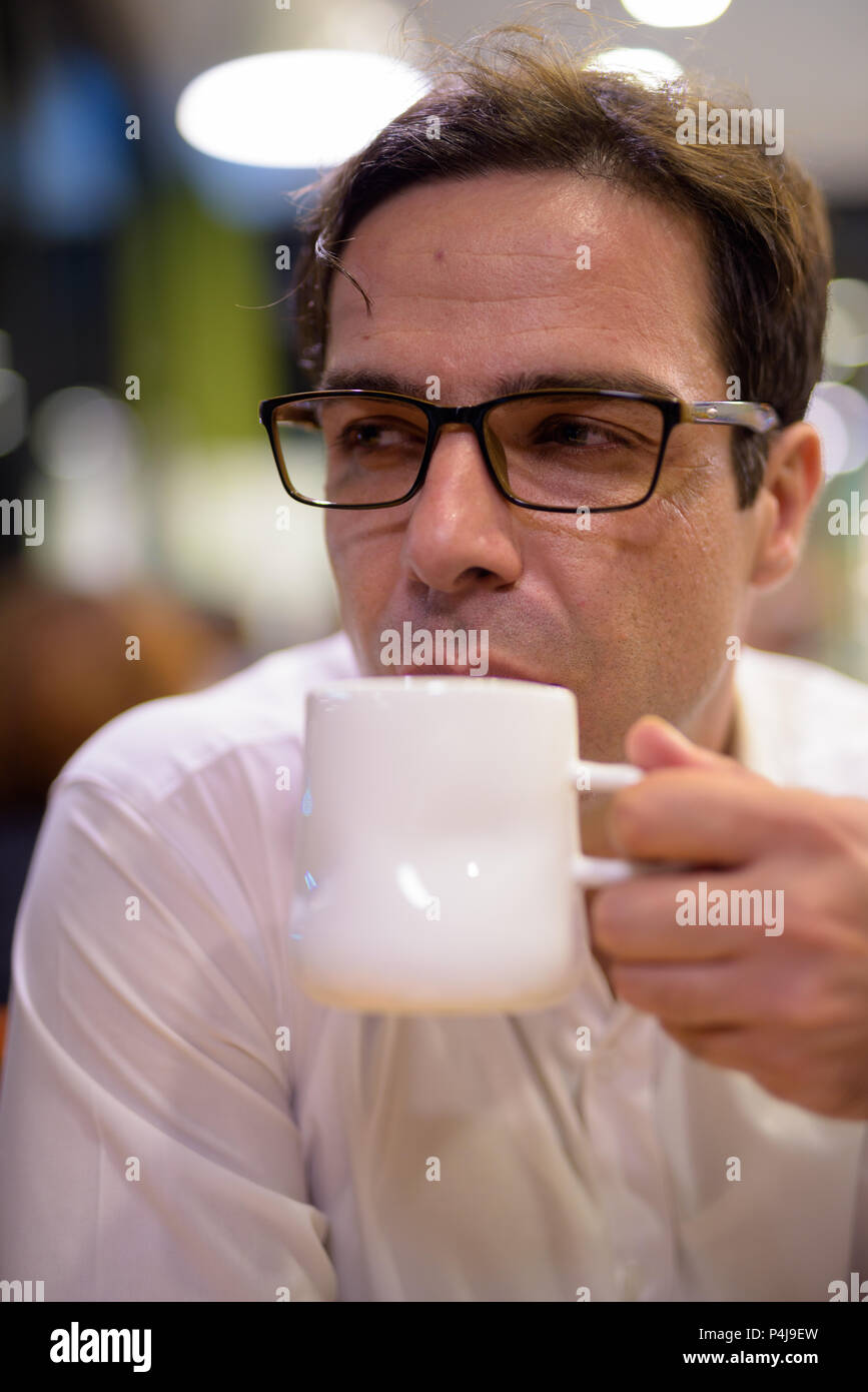 Man trinkt Kaffee im Café Stockfoto