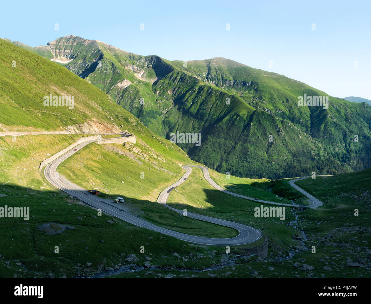 Transfagarasan kurvenreiche Straße durch grüne Karpaten, Rumänien Stockfoto