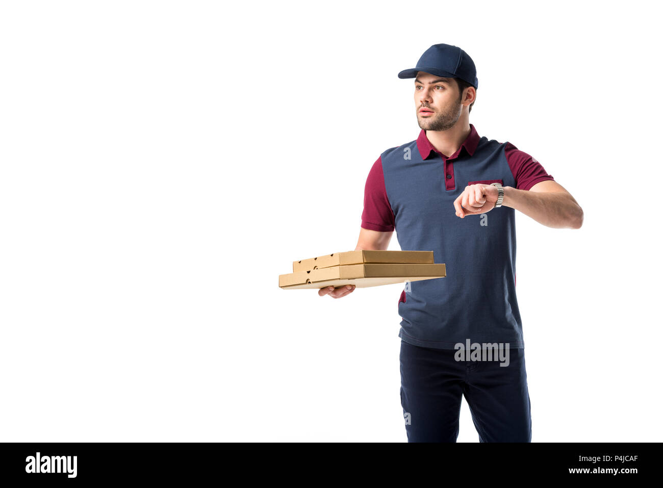 Portrait der verspäteten Lieferung Mann mit Pappe Pizzakartons isoliert auf weißem Stockfoto
