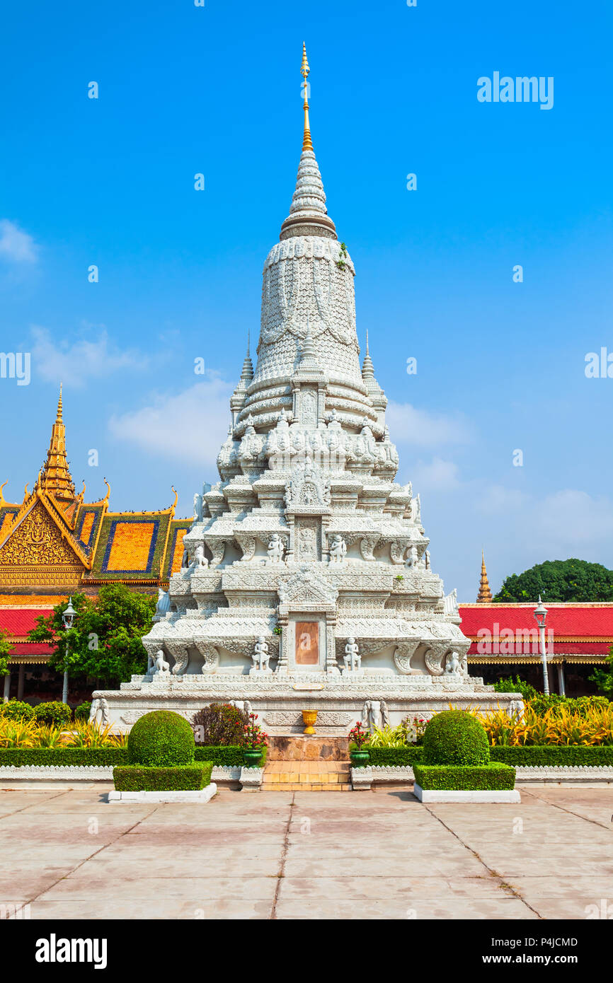 Weiße Stupa ist in der Nähe des königlichen Palastes in Phnom Penh in Kambodscha entfernt Stockfoto