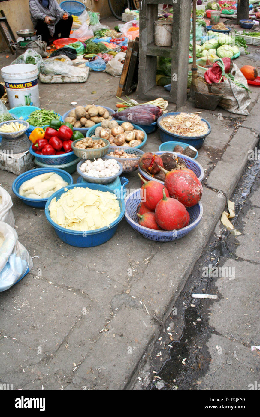 Obst und Gemüse in Schalen für Verkauf, Hanoi, Vietnam Stockfoto