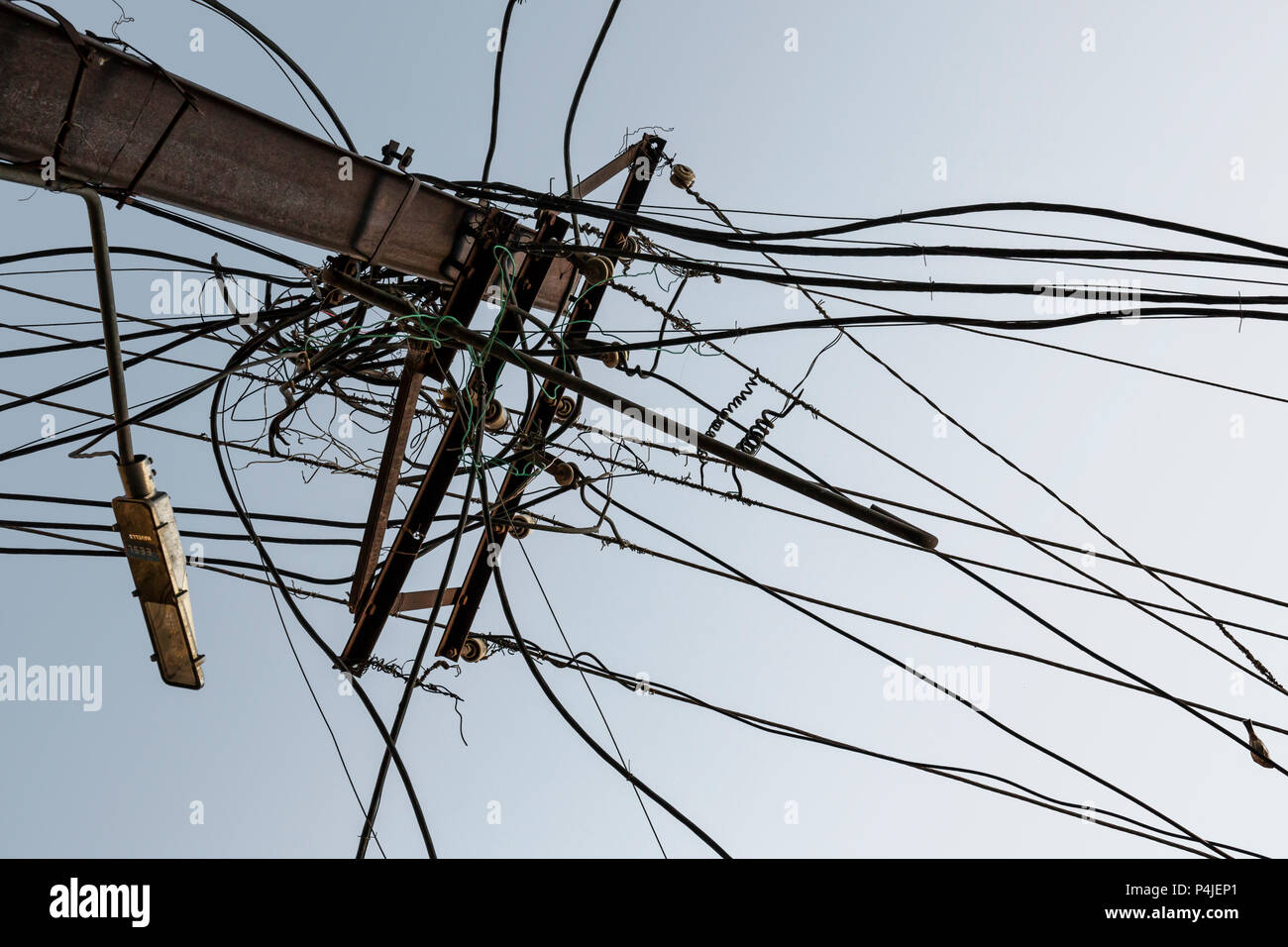 Alte elektrische Leitungen auf einer Straße von Neu Dehli, Indien Stockfoto