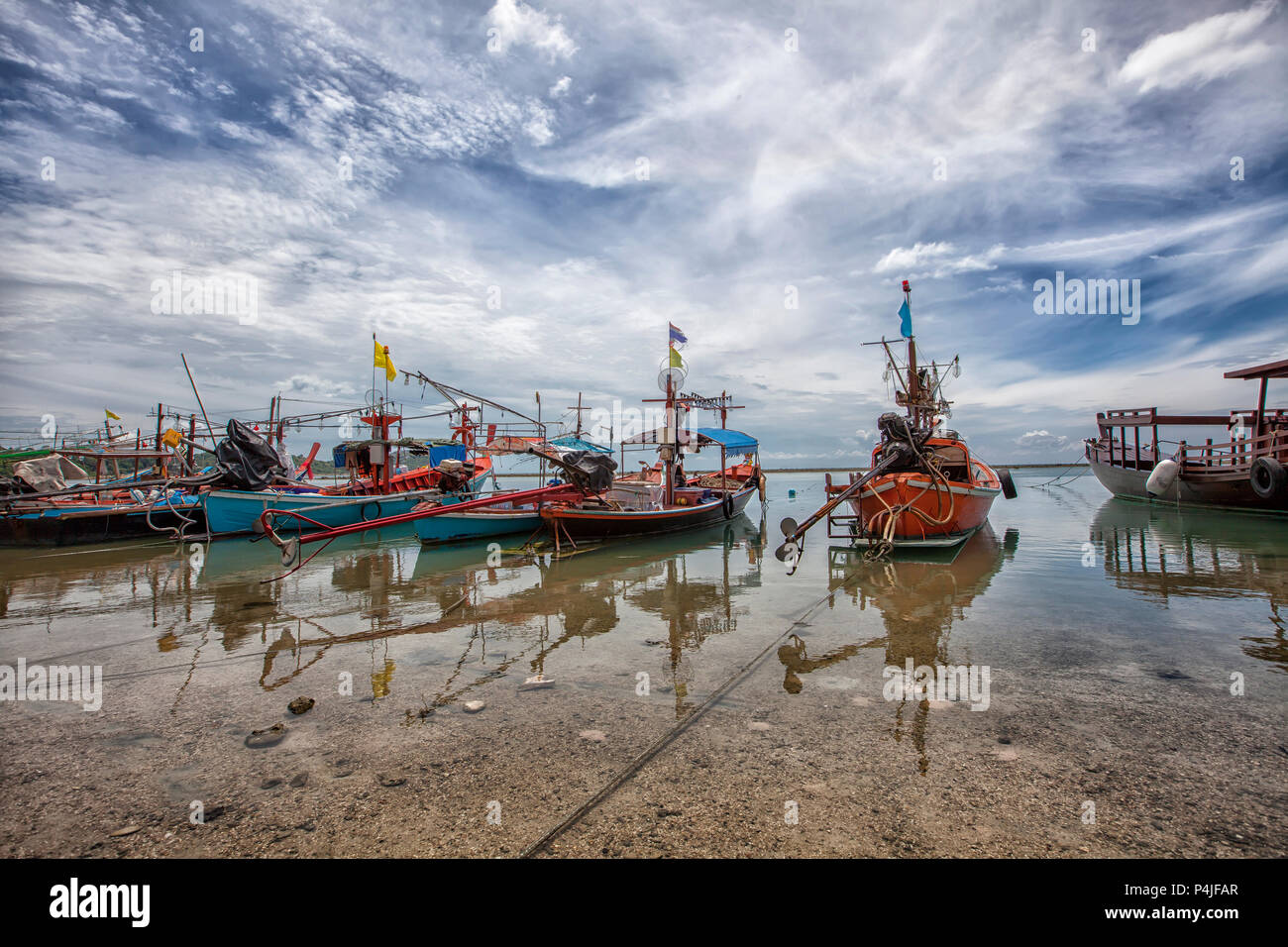 Fischerdorf auf Koh Samui, Thailand. Viele Fischerboote Moore Stockfoto