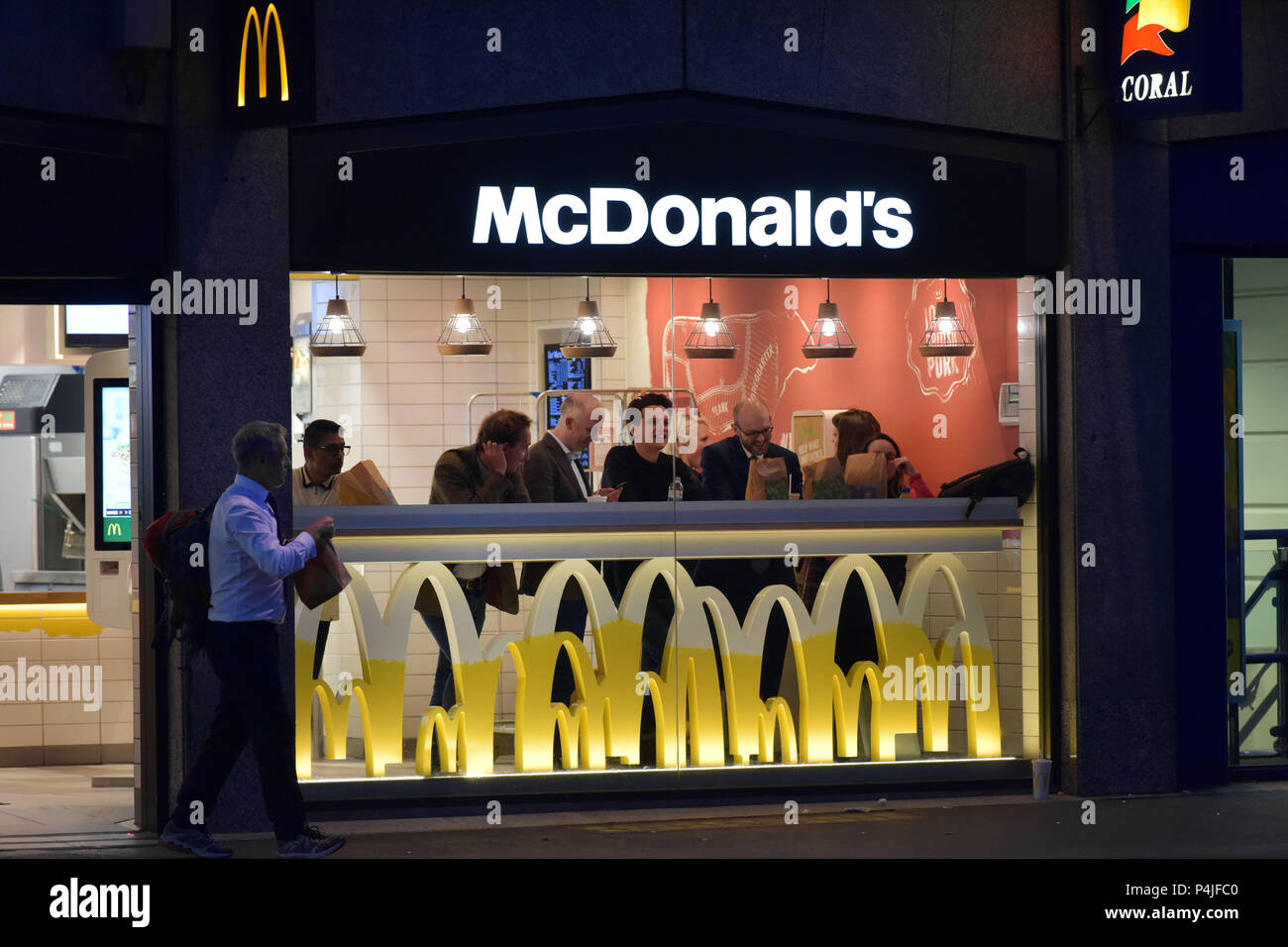 Eine Steckdose von Fast Food amerikanische Hamburger franchise McDonalds auf Chancery Lane in London. Stockfoto