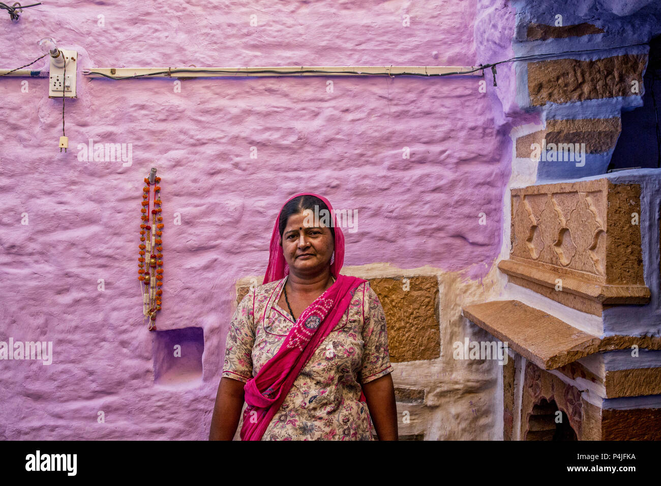 Indische Frau Vor bemalte Wand. Textur kunst Indien Stil an der Wand, Indien Stockfoto