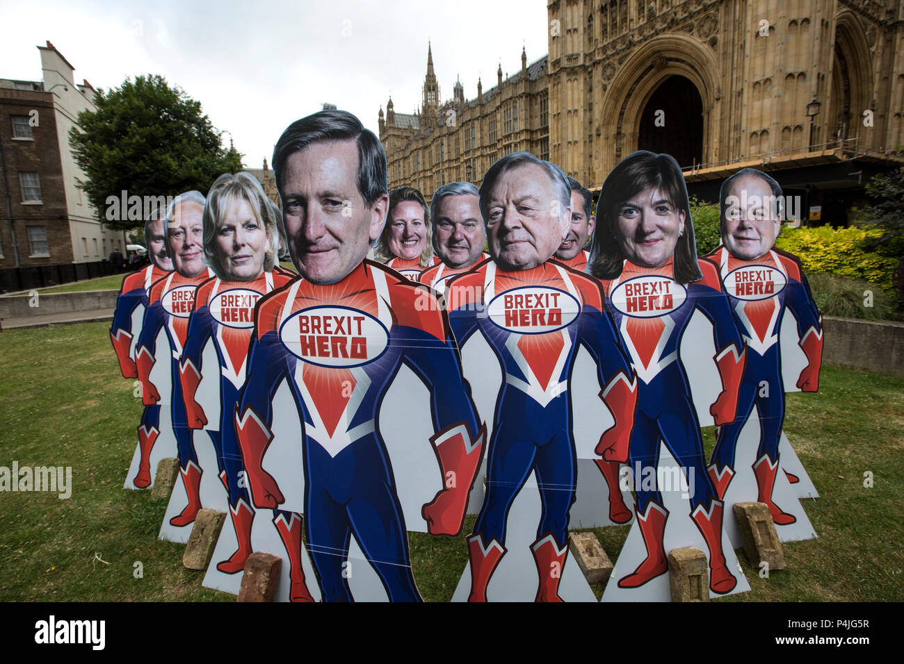 15 Superhelden Ausschnitte mit Gesichtern der wichtigsten Tory rebel MPs außerhalb des Parlaments vor den Mittwoch Commons Abstimmung das Parlament eine Abstimmung über Brexit zu geben. Stockfoto