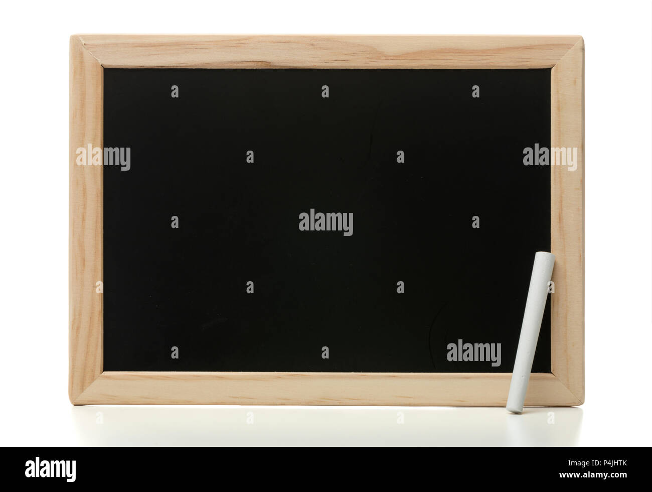 Leere Holz- Tafel mit Kreide auf weißem Hintergrund Stockfoto