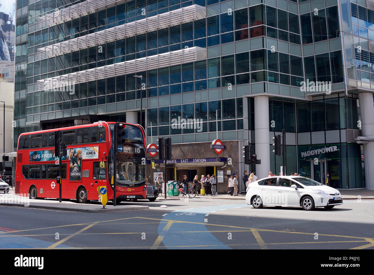 Das Relais Gebäude und Verkehr auf Whitechapel High Street in London E1 Stockfoto