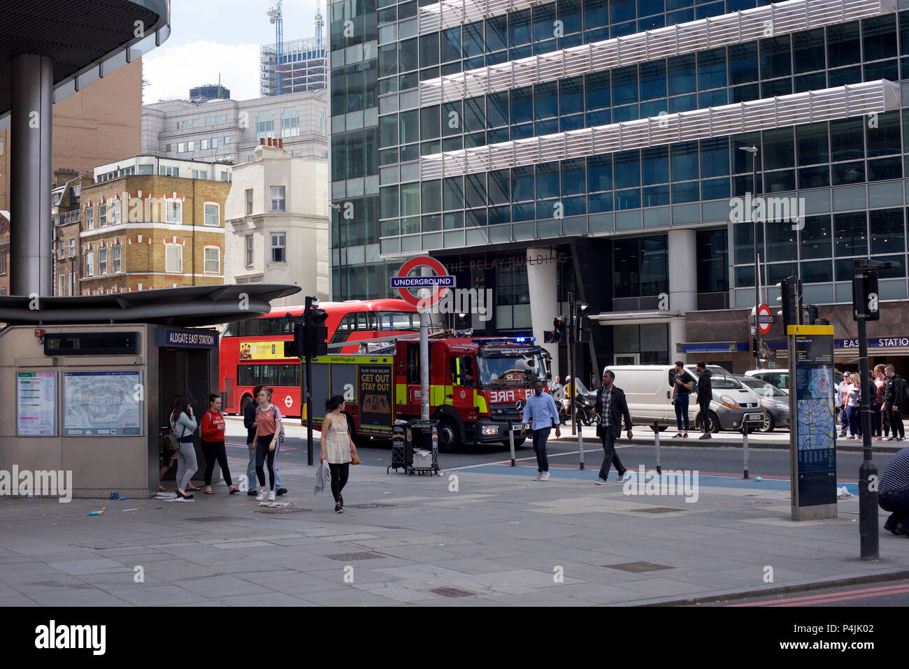 Fire Engine auf einen Notruf in Whitechapel High Street in London E1 Stockfoto