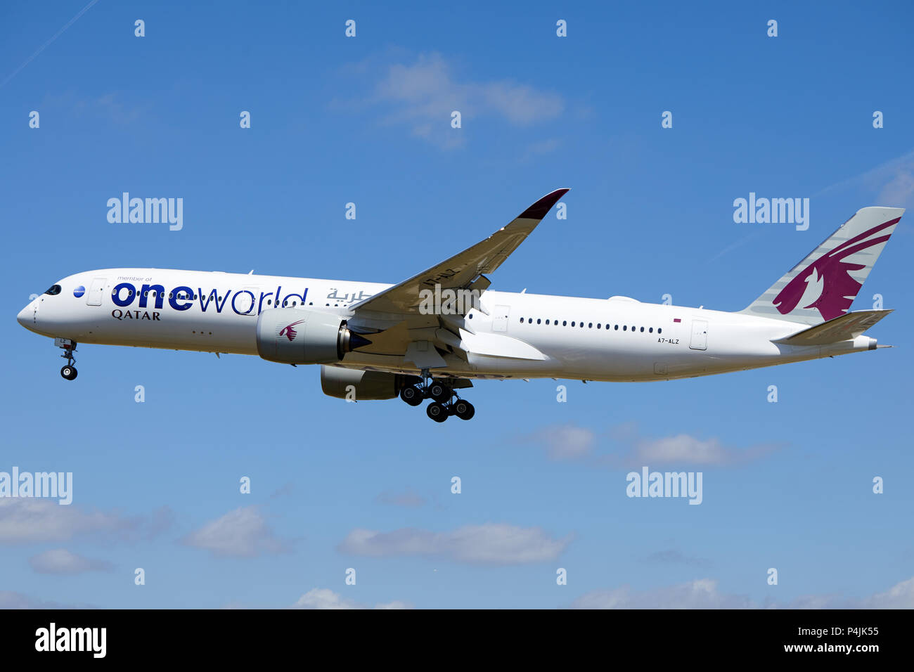 Ein Qatar Airways Airbus A 350-941 Flugzeuge, die Registriernummer ein 7-ALZ, mit 'oneworld' Dekoration, nähert sich eine Landung. Stockfoto